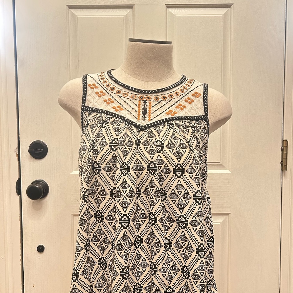 Xhilaration Black and White Tunic Tanktop